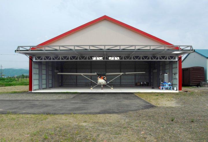 格納庫を貸出中