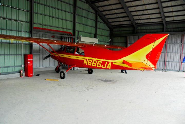 格納庫を貸出中